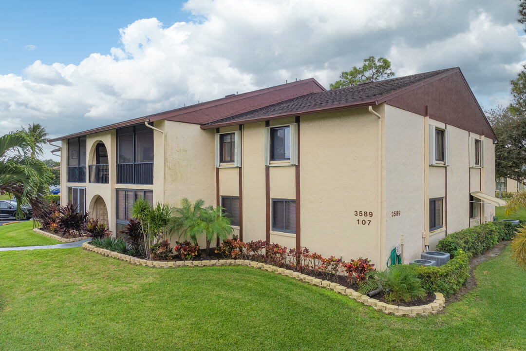 La Pinata Condominium in Greenacres, FL - Building Photo