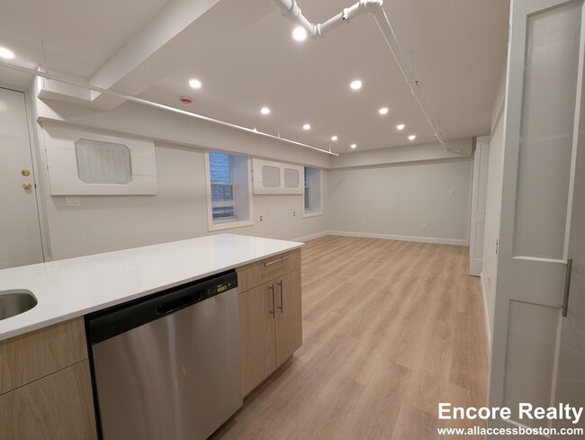8 Joy St, Unit 1 in Boston, MA - Foto de edificio - Building Photo