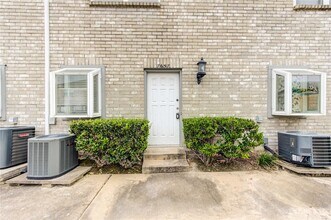 7657 Cambridge St in Houston, TX - Foto de edificio - Building Photo