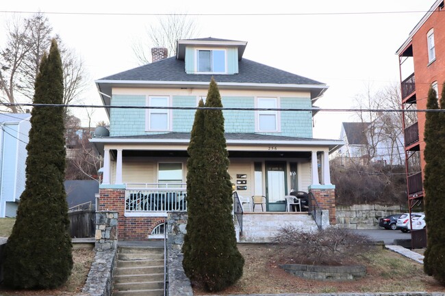 256 Congress Ave