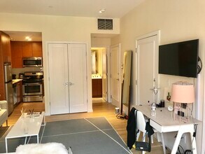 209 Newbury St, Unit 2 in Boston, MA - Building Photo - Building Photo