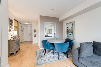 250 Wellington St W in Toronto, ON - Building Photo - Building Photo