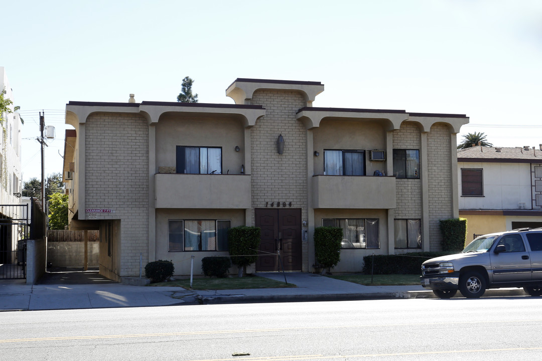 14804 Victory Blvd in Van Nuys, CA - Building Photo