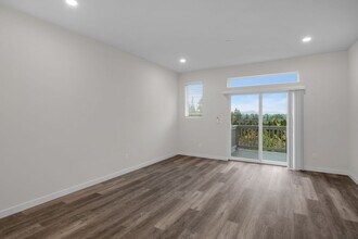 15613 Admiralty Way in Lynnwood, WA - Building Photo - Building Photo