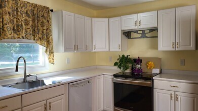 141 Sycamore Cir, Unit Awesome Rental in Stony Brook, NY - Building Photo - Building Photo