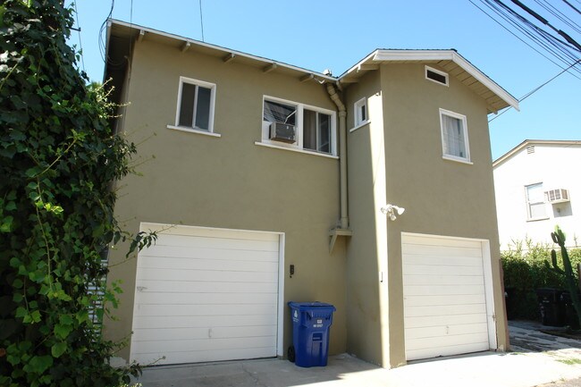 10863 Fruitland Dr in Studio City, CA - Foto de edificio - Building Photo