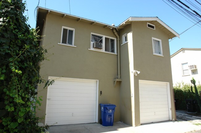 10863 Fruitland Dr in Studio City, CA - Building Photo - Building Photo