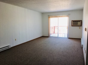 1021 Grandview Ave in Tomah, WI - Foto de edificio - Building Photo