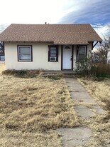 1420 S Avenue F in Portales, NM - Building Photo