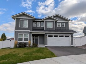 302 Cottage Dr in Kalispell, MT - Building Photo