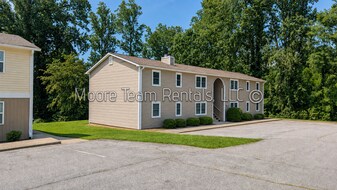 141 Tennis Ranch Rd in Hendersonville, NC - Building Photo