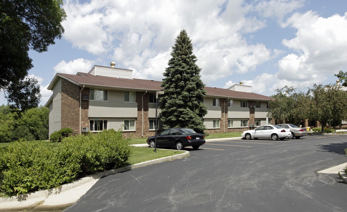 Breezewood Village I in Hartland, WI - Foto de edificio