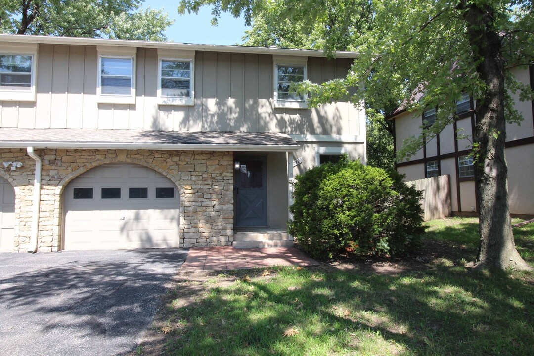 10720 W 88th Terrace in Overland Park, KS - Building Photo