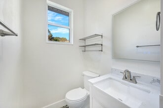 167 5th St, Unit 4 in Naples, FL - Foto de edificio - Building Photo