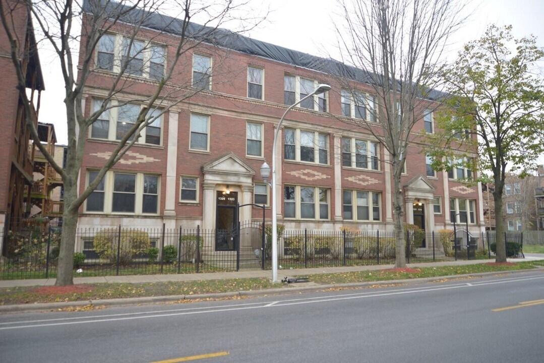 1325 E Marquette Rd in Chicago, IL - Building Photo