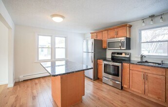 29 Crown St in Westfield, MA - Building Photo - Building Photo