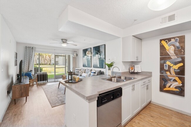 Alvista Sterling Palms in Brandon, FL - Building Photo - Building Photo