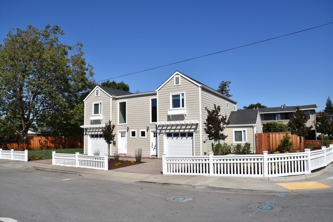 501-503 Pierce Rd in Menlo Park, CA - Building Photo