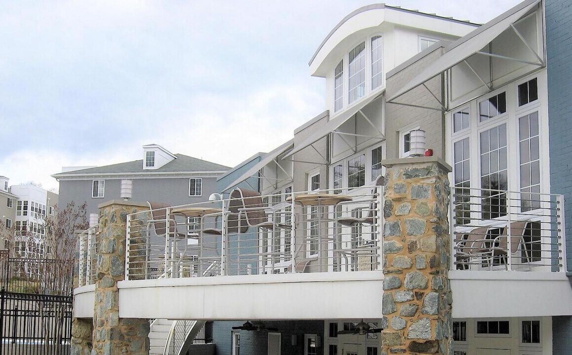 4151 S Four Mile Run Dr in Arlington, VA - Building Photo