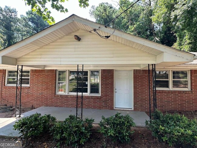 1490 Pine Dr in Atlanta, GA - Building Photo - Building Photo