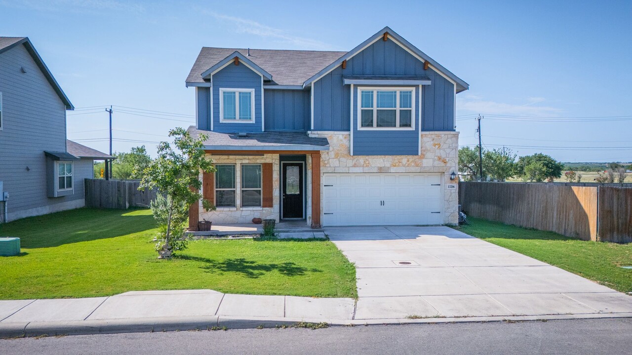 13206 Bottom Land in Saint Hedwig, TX - Foto de edificio