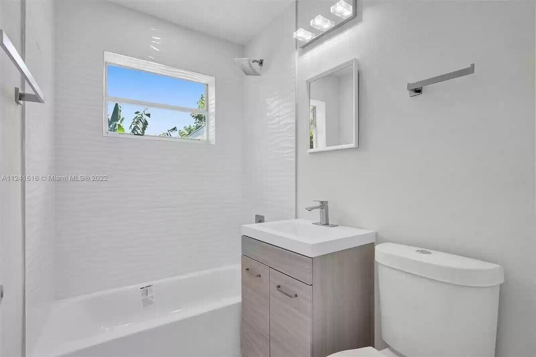 2410 Rodman St in Hollywood, FL - Building Photo