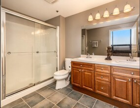 234 E Reservoir Ave, Unit #607 in Milwaukee, WI - Foto de edificio - Building Photo