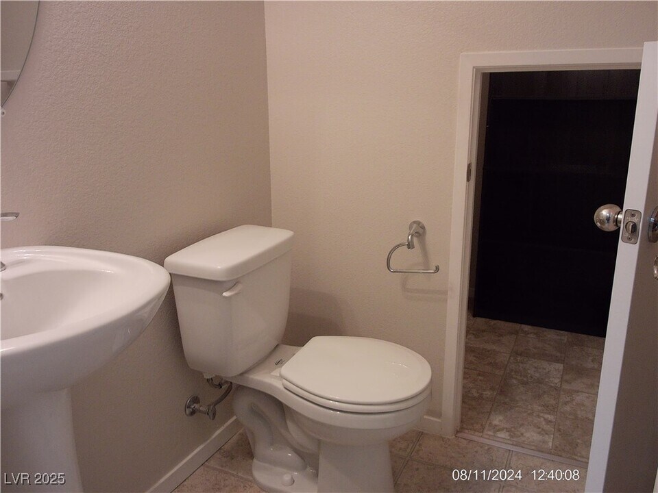 8643 Rowland Bluff Ave in Las Vegas, NV - Building Photo