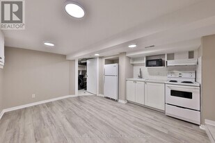 47 Washington Ave in Oakville, ON - Building Photo