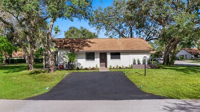 3937 Arelia Dr in Delray Beach, FL - Foto de edificio - Building Photo