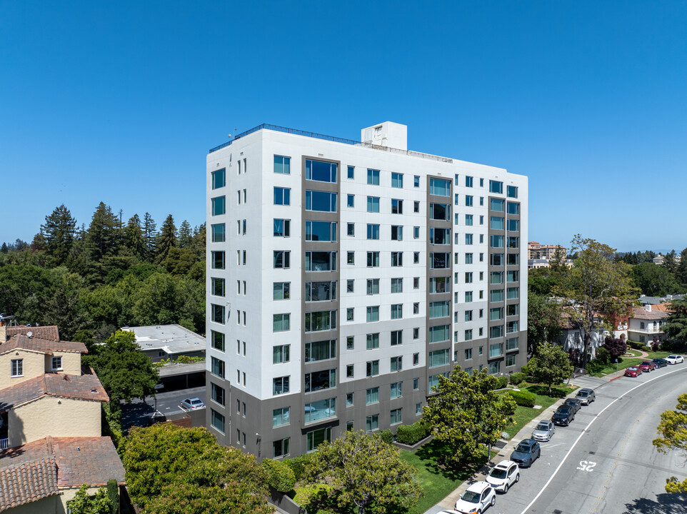 La Casa Harmosa in San Mateo, CA - Building Photo