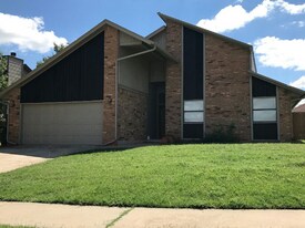 600 Fire Light Dr in Moore, OK - Building Photo