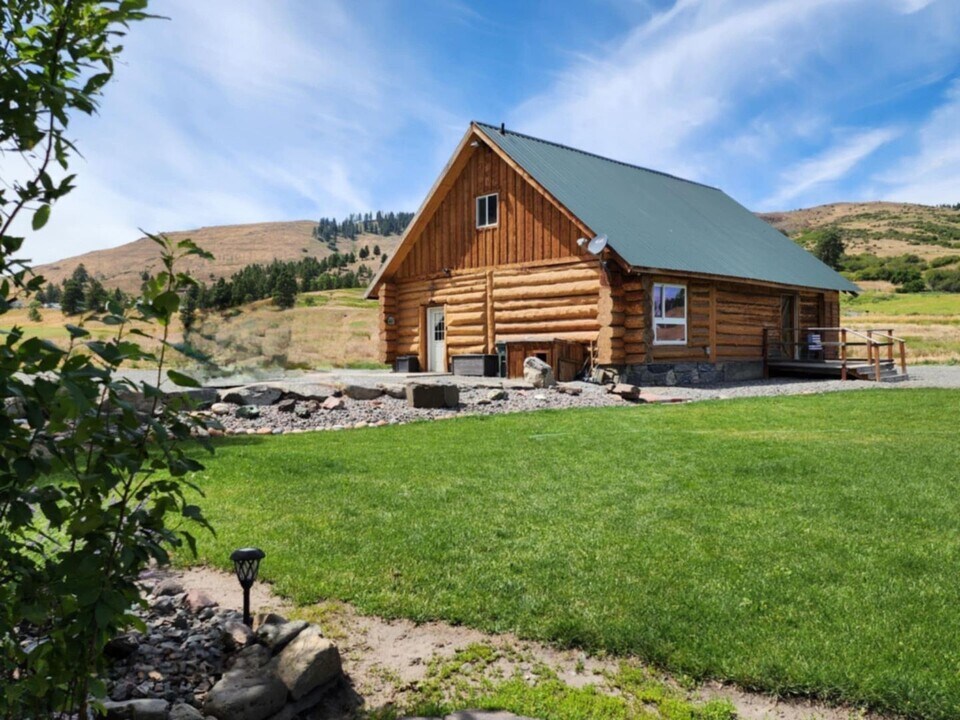 61468 Blackhawk Trail Ln in La Grande, OR - Building Photo