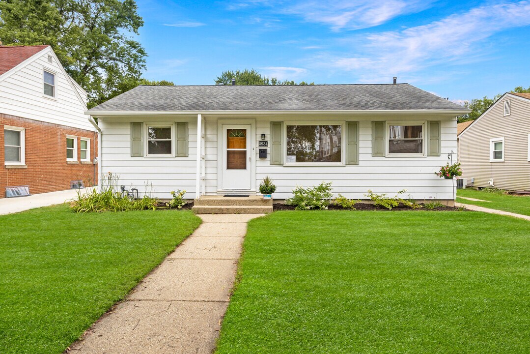 5934 N Lydell Ave in Whitefish Bay, WI - Building Photo