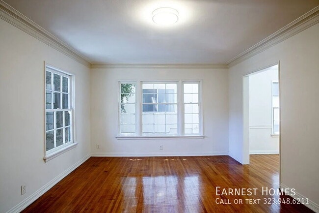 property at 127 N Doheny Dr