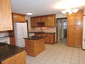 7 Bannister Ct in Poquoson, VA - Building Photo - Building Photo