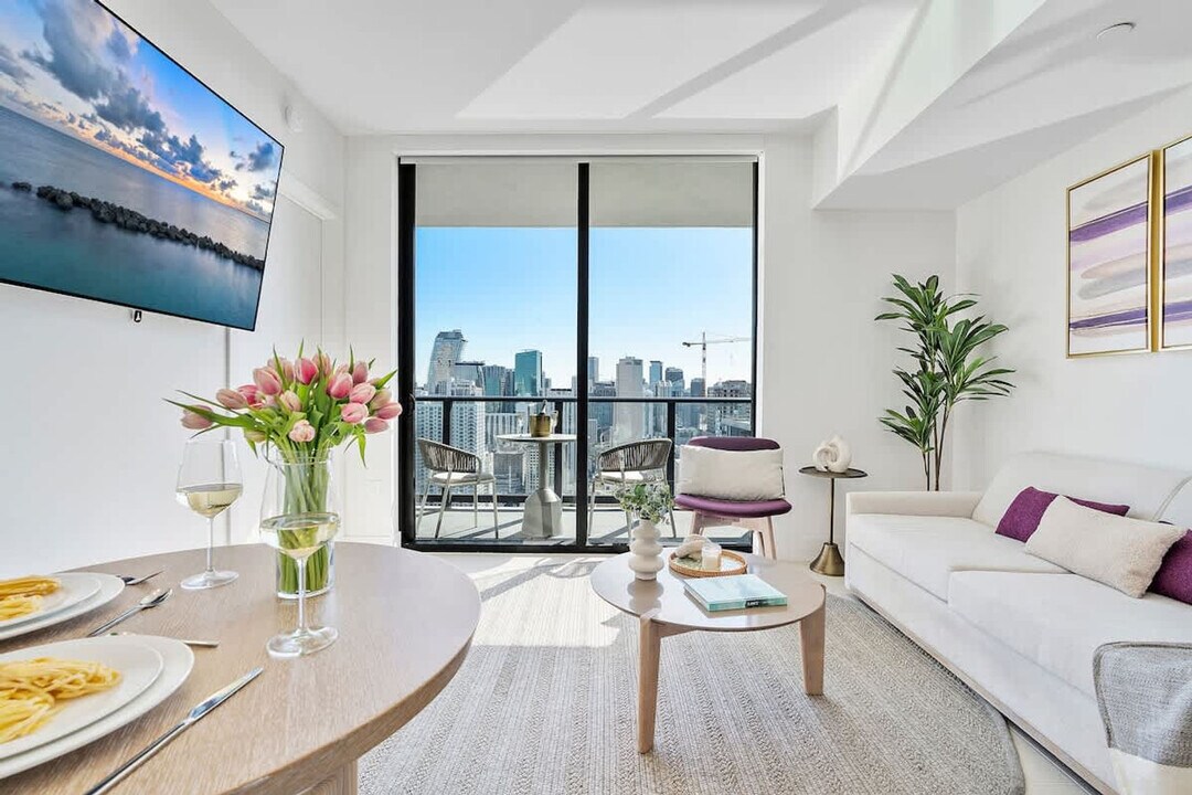 601 NE 1st Ave in Miami, FL - Building Photo