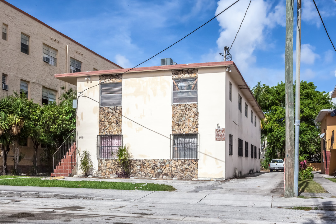 869 SW 3rd St in Miami, FL - Building Photo