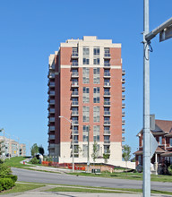 Miracle at Yonge in Richmond Hill, ON - Building Photo - Building Photo