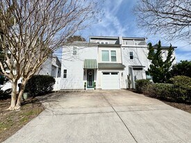 605 Lake Dr in Virginia Beach, VA - Building Photo