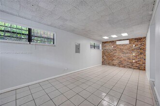 319 NE 171 St in North Miami Beach, FL - Foto de edificio - Building Photo