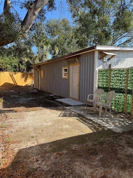 3719 Meadowbreeze Dr in Tampa, FL - Building Photo
