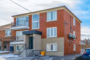 35 Yore Rd in Toronto, ON - Building Photo