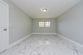 1801 NW 75th Ave, Unit 203 in Plantation, FL - Building Photo - Building Photo