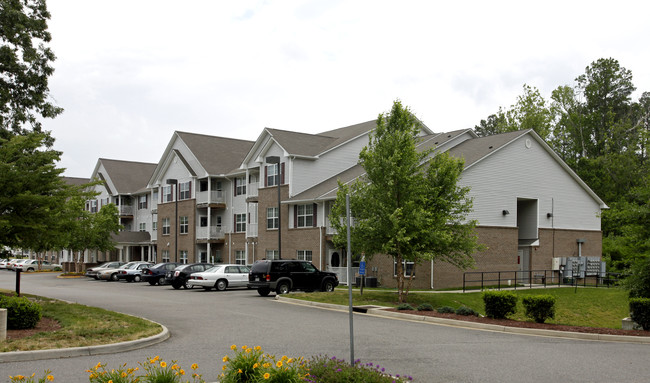 Checed Warwick in Newport News, VA - Foto de edificio - Building Photo