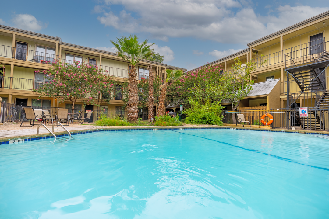 Oak Park Apartments in Austin, TX - Foto de edificio