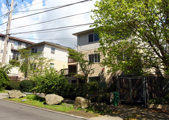 Mountlake Apartments in Seattle, WA - Building Photo - Building Photo