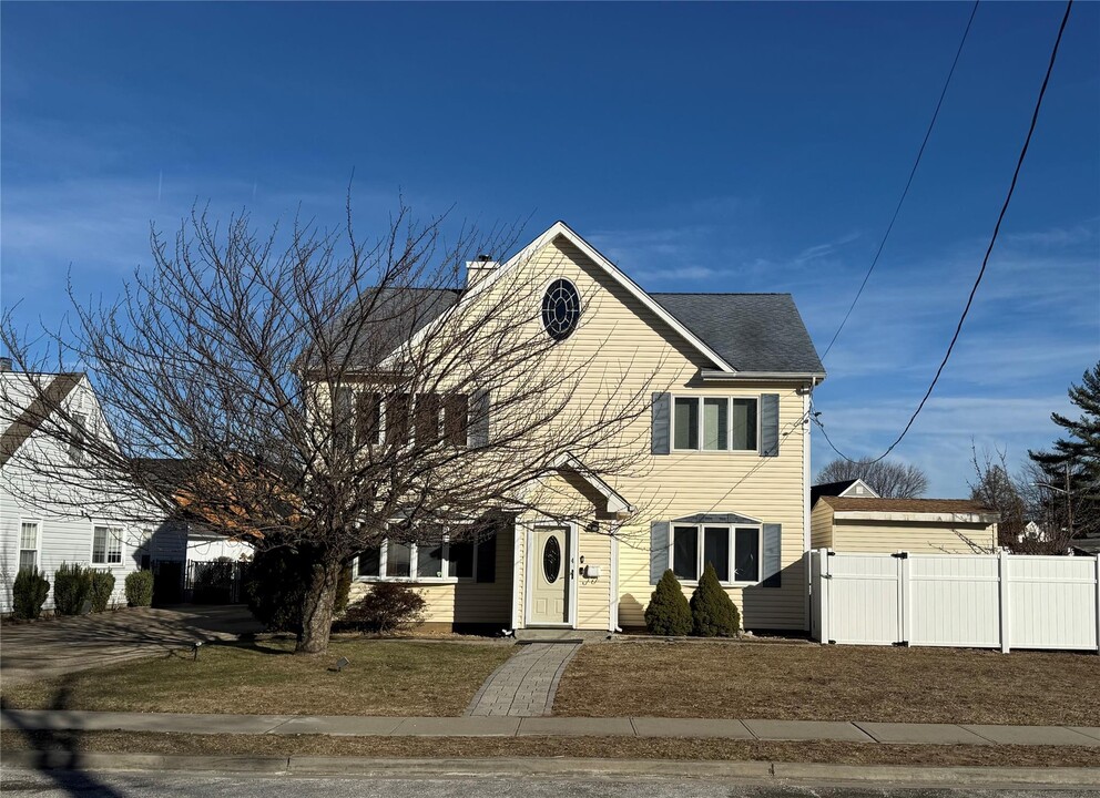 4 Mabel St in Hicksville, NY - Building Photo