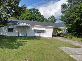 100 Francis St in Warner Robins, GA - Building Photo
