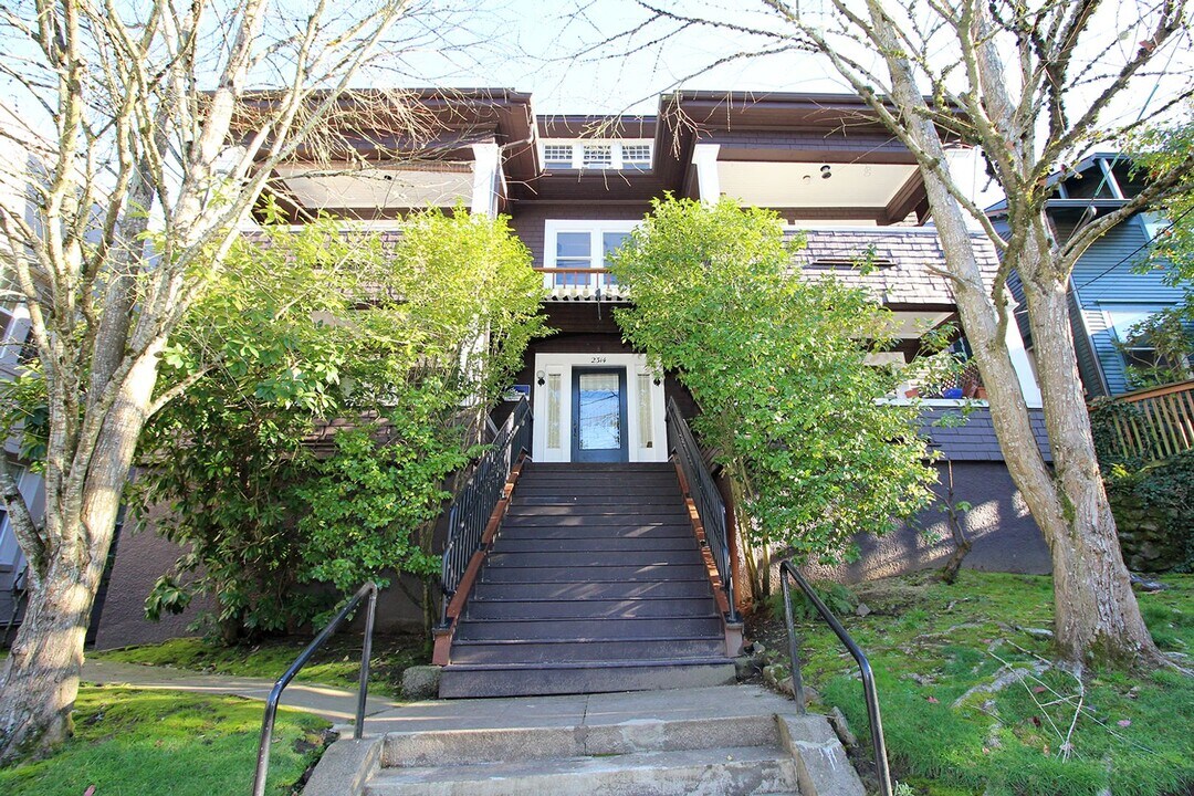 2314 SW Vista Ave in Portland, OR - Foto de edificio